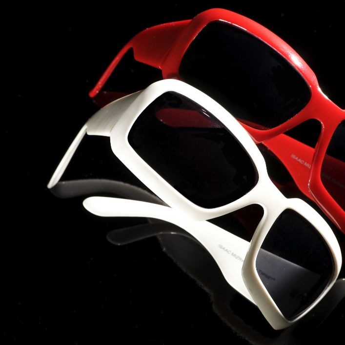 Óculos de sol vermelho e branco
